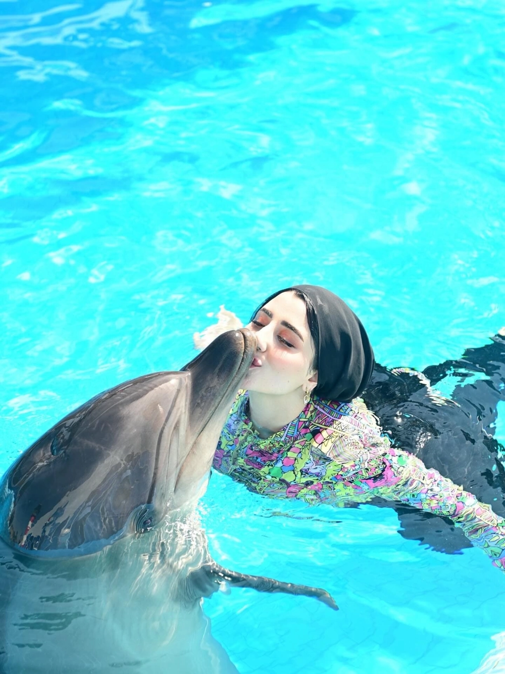 Cá heo bơi lội tung tăng bên cạnh mạn tàu du lịch